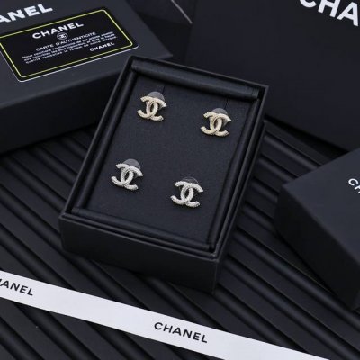 Chanel麻花珍珠耳钉 扭纹麻花形状搭配钻钻 小珍珠经典双造型 质感满满高级百搭单品绝对的爆款之一
