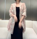 dior新款伊如动物丛林丝羊绒围巾长款披肩！纯粹的高级和时髦感！太有品味了！！ 好看死了，质感有腔调！！Dior招牌的动物元素高端丝绒正反双配色印染的围巾披肩~