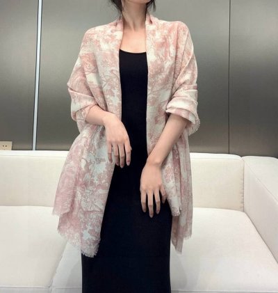 dior新款伊如动物丛林丝羊绒围巾长款披肩！纯粹的高级和时髦感！太有品味了！！ 好看死了，质感有腔调！！Dior招牌的动物元素高端丝绒正反双配色印染的围巾披肩~