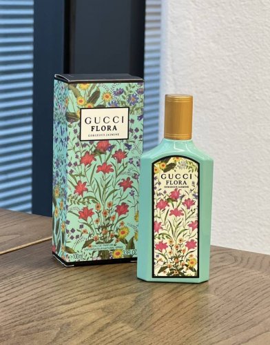 专柜品质 年新款限定包装，三个主基调法式茉莉柑橘木兰花很和谐！不会像有的香水某一种香味很抢戏。绿金的瓶身配色看起来也很放松。放在梳妆台就像艺术品一样～ 主基调：
