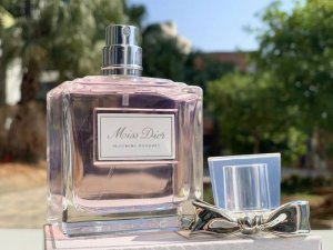专柜品质 dior.迪奥 花漾甜心淡香水100Ml 前调 西西里柑橘 橙花中调 牡丹 玫瑰尾调 广藿香 白麝香 花漾甜心诞生于2008年 08年到17年改过很多