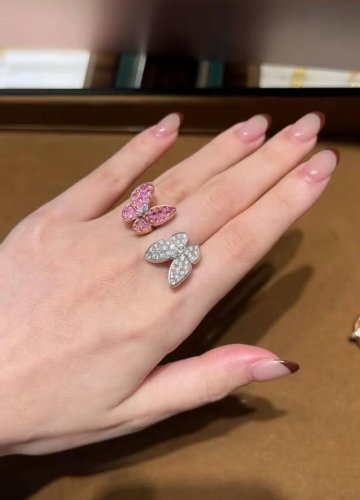V金镀咪金梵家 满钻 双蝴蝶 戒指只要目睹过蝴蝶系列的美女们都会沦陷，因为她美得不可方物这只蝴蝶飞到你心里了吗 翩翩起舞 蝴蝶款开口调节戒指。钻石微镶嵌可以调节