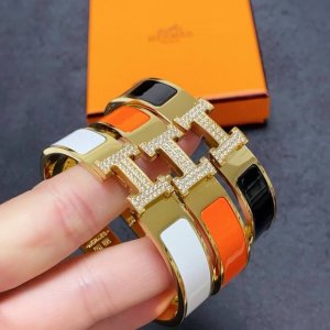 独家爆款原单货 爱马仕Hermesh带钻手镯高版本一比一精工版 做工细腻光滑中号版本从上市以来一直深受Mm喜爱每一种颜色都有它独一无二的光彩！上手效果非常好看！