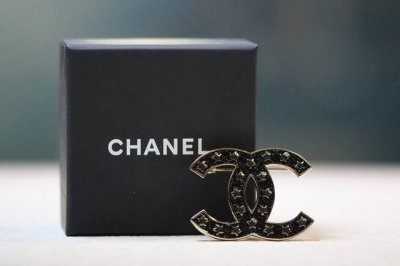 p280新品上新 chanel 浅金黑色五角星胸针 chanel24C珐琅星星胸针圣诞氛围感捏！24C的星星系列十一自留款～氛围感很足的一款单品！经典圣诞色不太