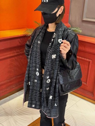 上新 Chanel 经典茶花优雅Coco风，Chanel最新菱格丝绒大方巾~气质到骨子里，香奶奶新一季的面料超高级，真心超级柔软，丝丝顺滑，韧性很强 不容易被轻