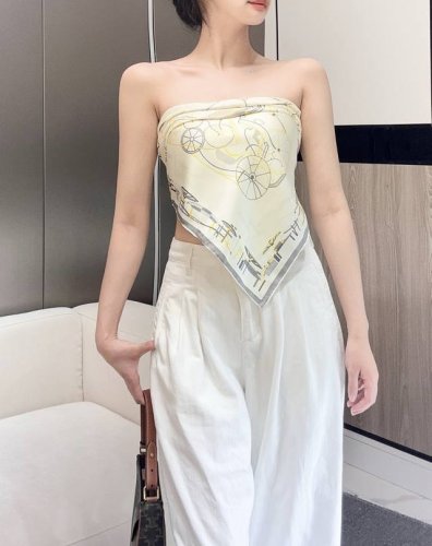 马术的错综交叠 100%真丝方巾 90X90Cm 年度旗舰！H，今年最热门的 “马术的错综交叠” 色系必然是天花板，金字塔尖的手工丝印， H元素汇聚极佳的经典，