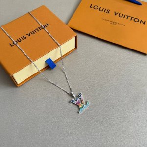Lv 项链Louis Vuitton 路易威登专柜一致材质 火爆款出货 设计独特 复古前卫 男神、美女必备。 长度：65厘米