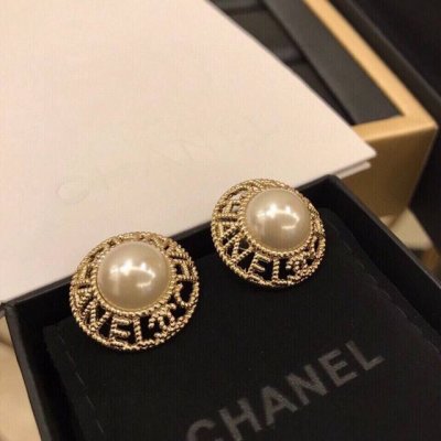 新款 小香 Ch Nel 香奈儿 耳钉 时尚百搭 超美1:1精致做工 跟正品一样制作 美丽的东西不需要华丽的背景 随便拍拍就超美 华丽 大气 明星网红同款
