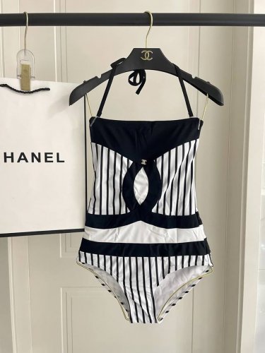 Chanel新款连体泳衣适合多种场景的游泳衣 海边 游泳池 温泉 水上乐园 漂流都可以内搭外穿也完全可以 面料 透气舒适 速干弹性的游泳衣更加帖肤易清洗 码数