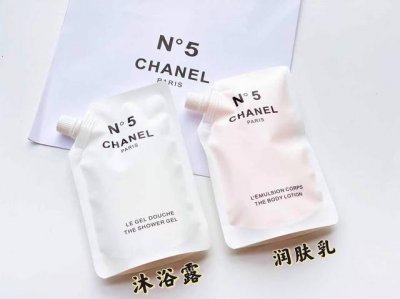 高端品质 香奈儿5号沐浴香氛两件套袋装！内含：200Ml*2。香水诞生100周年，香奈儿5号工厂p Factory 5 Collection 套装组合奢华的沐浴