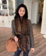 咖金在穷也要买l家人手必败一条最最经典款louis Vuitton 采用暗纹提花技术重新演绎monogram图案。质地柔软而又温暖，带来令人愉悦的舒适触感，精美