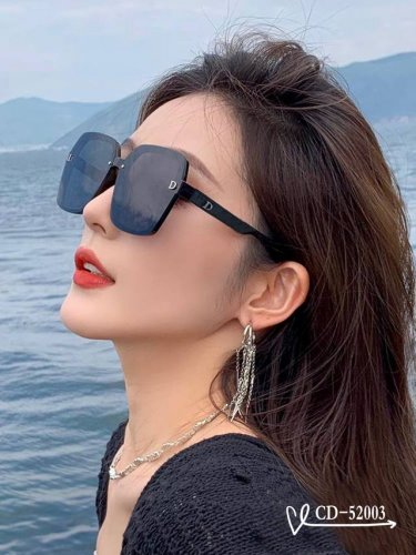 法国迪奥-Dior . 宝丽来树脂偏光镜片 . Tr90镜架轻便佩戴舒适 . Size 58-17-142， . 款太阳镜减轻强光负担，遮挡有害光线防辐射，出行
