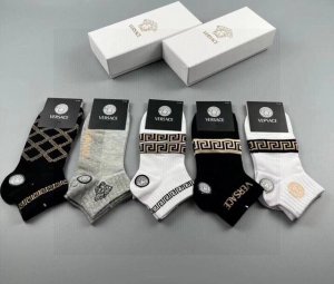 特 Versace 范思哲新品男款袜子 一盒五双 纯棉材质织造 超柔软舒适 提花经典美人头字母 完全彰显该品牌男士的低调奢华风格 Ins超火爆小单品 大牌出街
