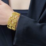 新款高品质爱马仕Hermes手镯猪鼻子宽版厚实精工版 从上市以来一直深受Mm喜爱每一种颜色都有它独一无二的光彩 上手效果非常好看 最宽一款 比普通款更耐看显肤色