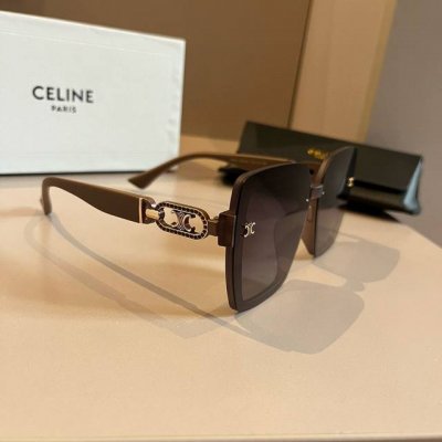 Celine 新款凯旋门墨镜 搭配金属粗镜腿复古感袭面而来 镜腿侧面依旧装饰经典凯旋门Logo品牌标识强烈 时髦洋气凹造型神器#显脸小的墨镜#高颜值墨镜 #凯旋