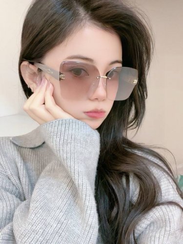 香奈儿 2025开春新款 潮流爆款 时尚方框太阳镜 高品质 佩戴舒适 网红潮款墨镜 女士高清加厚偏光太阳镜 高品质Tr镜框 型号：Ch0551