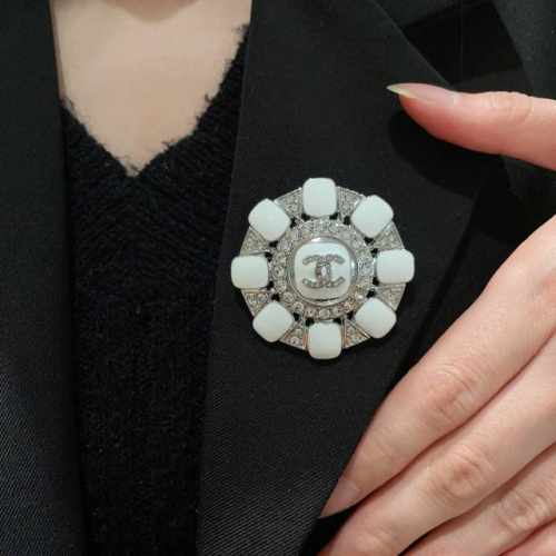 Chanel小香奈儿 专柜新款珍珠香奈儿胸针，是最懂女人的饰物。那些倾注了全部心血去做自己的女人，往往更珍惜胸针的意义。香奈儿女士把胸针别在帽子上，并告诉那些模
