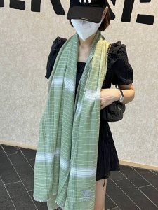 巴宝莉 经典logo纹镶嵌银色闪线 进口尼泊尔羊绒顶级刺绣围巾....高尖端产物...绝对令人尖叫的品质...时尚大牌的顶尖设计款..拿到手你就会明白顶级工艺的