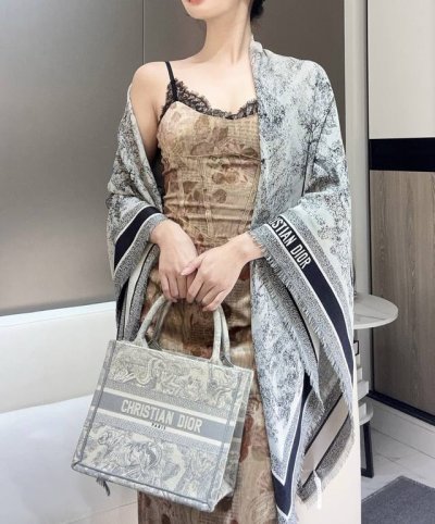 茹伊印花 茹伊印花是近两年又一标志性元素 多种动物以及植物为主的设计不分年龄不显老气_十分活力青春 53%羊毛31%桑蚕丝16%棉 140*140Cm的常规大尺
