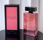 专柜品质 纳西素 新品 Musc Noir Rose “For Her” 玫瑰色的玻璃瓶身，成为了女生们无法拒绝它的第一个理由！ “开场白”是华丽而性感的玫瑰香