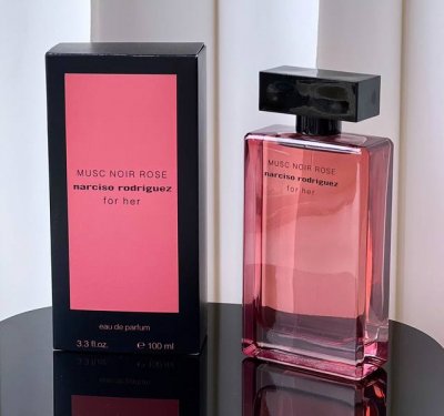专柜品质 纳西素 新品 Musc Noir Rose “For Her” 玫瑰色的玻璃瓶身，成为了女生们无法拒绝它的第一个理由！ “开场白”是华丽而性感的玫瑰香