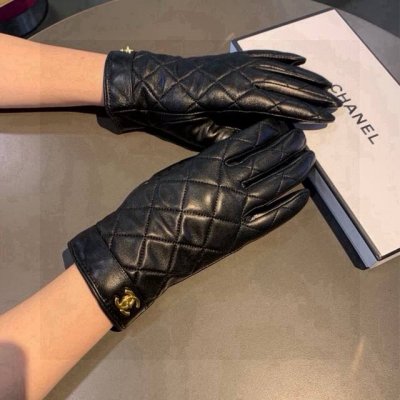 新款独家首发触屏手套 Chanel香奈儿双C 原单品质 官网同步女士新款高档羊皮手套女神首选 不可错过百分百选用进口羊皮 精致爱心闪亮五金皮质细腻柔软 认准进口