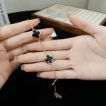 pure Alhambra 四图案手链 黑玛瑙的四叶草系列黑色玛瑙搭配可以给人优雅温柔的感觉手链尺寸17号 。和比较经典的Vintage系列相比较，Pure系列