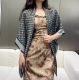 lv新鲜出炉的超赞小披肩~！ 披肩尺寸是少有的120Cm*120Cm，小字母老花的设计，真的超级心水，尺寸设计都刚刚好的感觉，高级的特别有氛围感！！重点说下品质