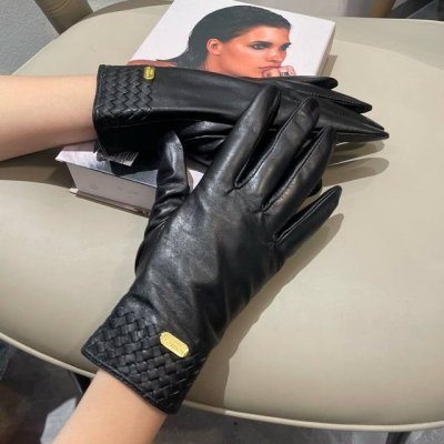 新款独家首发触屏全编织手套 Bv 原单品质 官网同步女士新款高档羊皮手套女神首选 不可错过百分百选用进口羊皮 皮质细腻柔软 认准进口羊皮特有手感羊绒内里保暖更佳