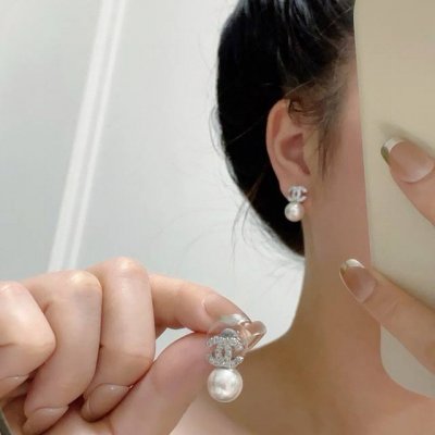 chanel 香奈儿双C珍珠小耳钉 灰色 白色珍珠 新款原版一摸一样的原单货 每一个细节媲美专柜正品 名媛范十足 非常百搭 参加party或者年会 绝对亮眼一年