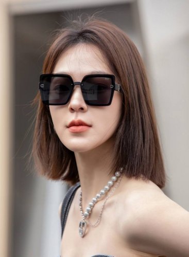 dior-迪奥 2025开春新款 潮流爆款 时尚方框偏光太阳镜 高品质 佩戴舒适 网红潮款墨镜 女士高清加厚偏光太阳镜 高品质Tr镜框 型号：Cd1086