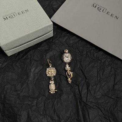 【P110】新款Alexander Mcqueen 麦昆 耳钉 原版定制 骨子里那种叛逆浮夸朋克可内心又向往着美好的焦虑，对美的另一种诠释。