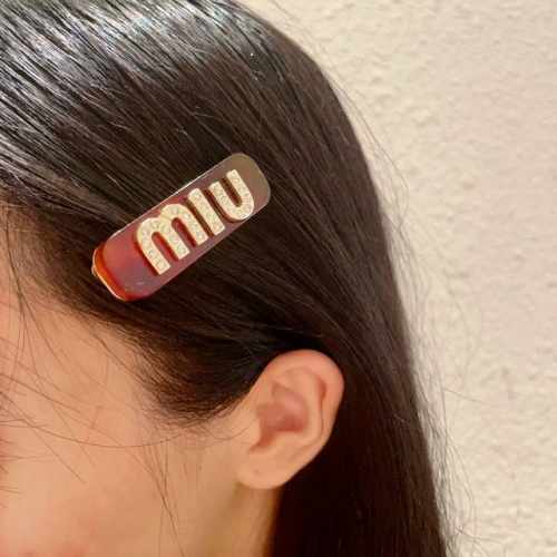 Miumiu 发夹 夏日女孩专属 高级 质感 字母与钻石完美结合在一起，钻石的璀璨光芒和珍珠的细腻光泽，在夏日的阳光的照耀下格外迷人