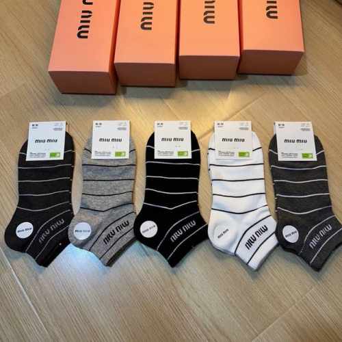 特 Miumiu 缪缪新品袜子 一盒五双 提花经典Miumiu字母，透气柔软舒适，超火爆小单品，大牌出街，潮人必备超好搭