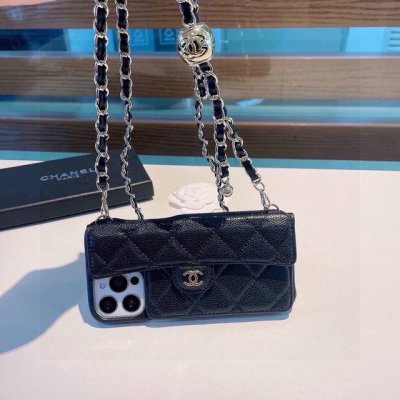 Chanel香奈儿火爆时尚圈的手机壳 专柜同款链条双C小金球可调节链条长度 鱼子酱皮菱格车线翻盖插卡，时尚潮流必备 Iphone16系列更新 型号：为了不出现报