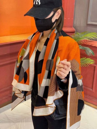 新款爱马仕小马跳跃，140*140Cm，双面同色印花，高端的重磅丝羊绒面料，正反两面效果一样，70%羊绒+30%真丝， 创作渊源 小马在一只顽皮蝴蝶的陪伴下，在