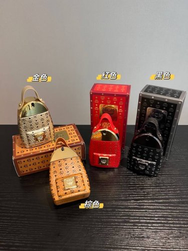 专柜品质 Mcm书包香水 规格75Ml Edp浓香型 超值的入手了Mcm小书包 今天冲这个造型设计 也值得人手一瓶！！不止香水 更是值得收藏的艺术品 真的巨巨好