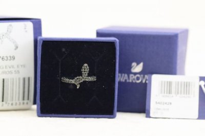 P110新品推荐 Swarovski 生肖蛇 黑钻灵蛇 戒指 这款施华洛世奇戒指散发无穷的力量和光芒，装点色彩缤纷的风格，欢庆蛇年的到来。期待为您带来好运。将其