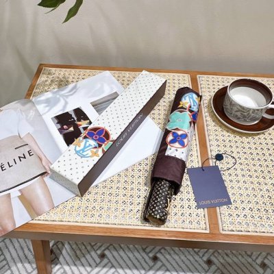Louis Vuitton 路易威登 专柜夏季新款 全自动折叠晴雨伞 火爆时尚单品 采用纳米技术加工而成 具有强力拒水的作用 奢华感爆棚的Lv标志伫立在伞面 绝