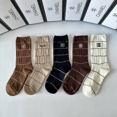 特 配专柜包装 chanel 香奈儿 新款刺绣中长筒堆堆袜袜子 一盒五双 专柜同步筒袜袜子 大牌出街 潮人必备超好搭