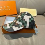 配包装布袋，Lv路易威登新款原单棒球帽，七彩棋盘格，1:1开模订制，原版专柜Pu皮革+头层牛皮包边，长年爆版，质量超棒，基础头围56，贴片可调节。