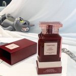 专柜品质 tom Ford 汤姆福特 落樱情甜 lost Cherry 瓶身选择酒红色 去配合樱桃的调性 球体瓶盖犹如一颗鲜嫩欲滴的樱桃 里面则是闪闪发光的樱桃