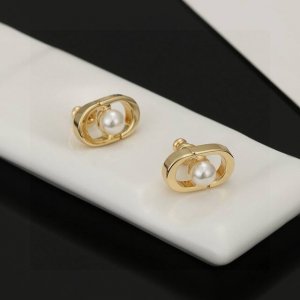 Dior 金色 Cd耳钉 Z批打造 小巧精致 低调奢华 满足各种服装搭配 这款个人非常喜欢 佩戴不沉重不夸张 却效果很赞 迷你设计绝对是百搭单品