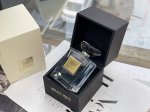专柜品质 阿玛尼高定私藏香水岩兰草 Ml。 岩兰草是我夏天用的最多的香水 不同于冬天用的木质香 岩兰草的味道是一种干净冷冽清淡 闷热的夏天透过来清凉 香调:木质