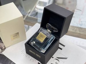 专柜品质 阿玛尼高定私藏香水岩兰草 Ml。 岩兰草是我夏天用的最多的香水 不同于冬天用的木质香 岩兰草的味道是一种干净冷冽清淡 闷热的夏天透过来清凉 香调:木质
