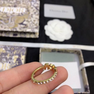 戒指 耳钉 Dior 迪奥Cd耳钉 戒指美得不要不要的 唯美 浪漫 人手必备款 火爆小红书 精选Zp一致材质搭配纯银针