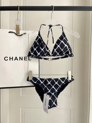 Chanel新款比基尼泳衣适合多种场景的游泳衣 海边 游泳池 温泉 水上乐园 漂流都可以内搭外穿也完全可以 面料 透气舒适 速干弹性的游泳衣更加帖肤易清洗 码数