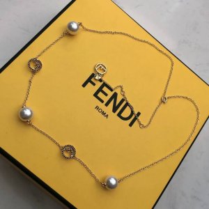 新款 Fendi 芬迪项链 高端定制 爆款新款 简单大方 华丽登场 ，很难见到如此熟悉 素雅的耳钉，精致 非常适合日常搭配，宝宝们，这个绝对值得入
