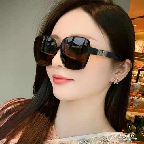 Valentino-华伦天奴 . 宝丽来树脂镜片 . Tr镜架轻便佩戴舒适 . Size：65-13-145 . 新款太阳镜减轻强光负担，明星同款，遮挡有害光线