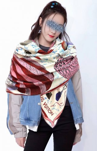 上新lv 双面同色热气球 经典优雅~气质到骨子里新一季的面料超高级，真心超级柔软，丝丝顺滑韧性很强 不容易被轻易勾丝！今年新出的系列~真的被这样的设计美到一条的